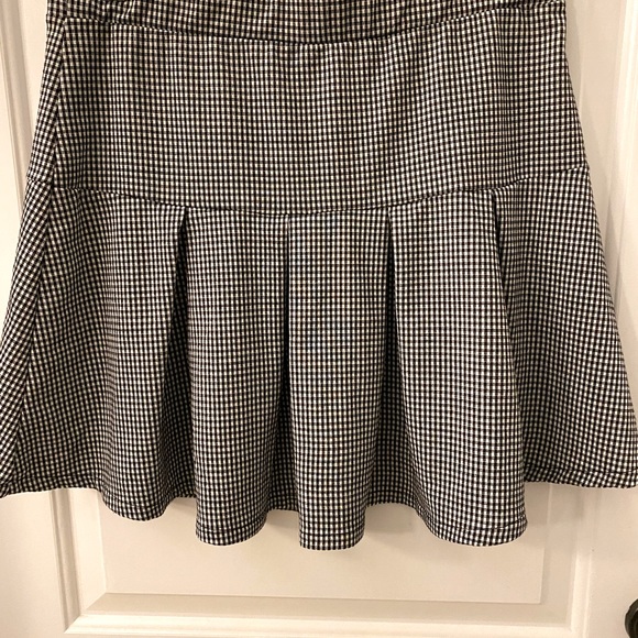 LAST CHANCE! EUC Women’s Black and White Plaid Pleated Mini Skirt Size L - Picture 3 of 6